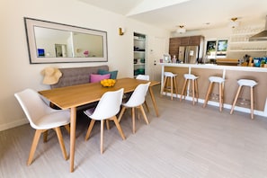 Dining area for 6 plus a breakfast bar