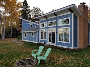 Check out the reflection of Lake Superior on the windows. Nice!