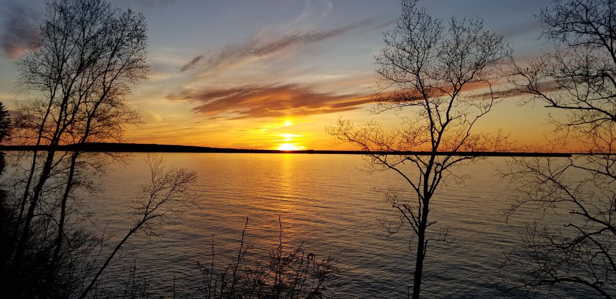 Waterfront guesthouse at cliff’s edge of Lake Superior’s South Shore, Sky Fire.