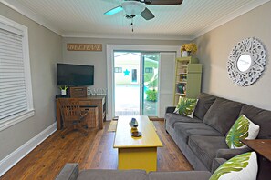Bungalow Living room with view of the pool.
