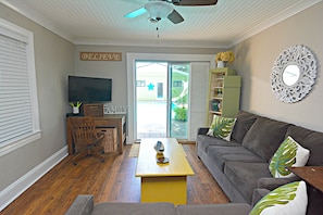 Bungalow Living room with view of the pool.