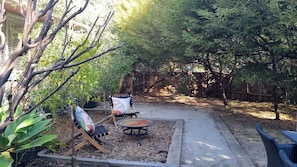 Toast marshmallows and sip shiraz  by the firepit in private front garden