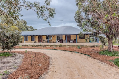 Beautiful Australian bush homestay 1 hr from Perth and 10 mins from Mandurah.