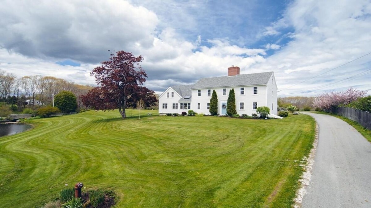 Rustic Luxe FarmHouse a Few Miles To Crane Beach: deck &jacuzzi overlooking pond