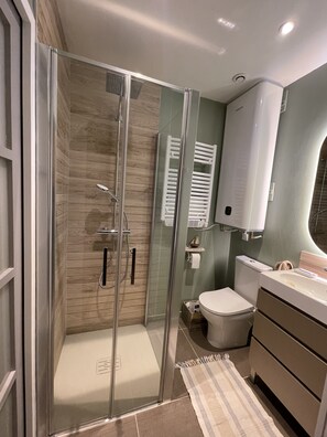 New 2024  Salle de douche, wc  au rdc attenant chambre du bas