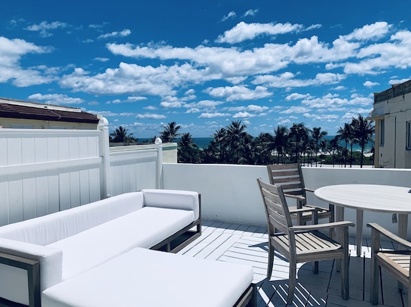 The deck with the view on the Ocean and the palms 