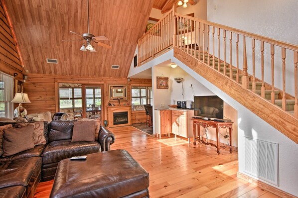 Sebring Vacation Rental | 4BR | 3.5BA | Stairs Required | 2,800 Sq Ft