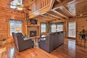 Living Room | Fireplace | Free WiFi | Sleeper Sofa