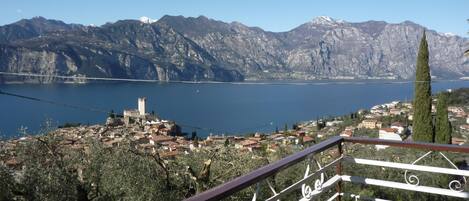 Blick von der Terrasse.
Malcesine und Gardasee