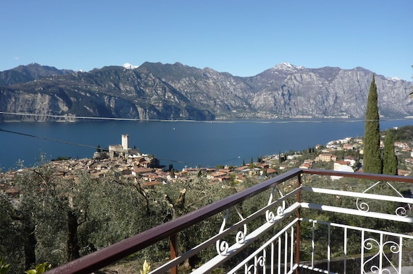 Blick von der Terrasse.
Malcesine und Gardasee