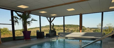 Piscine intérieur chauffée avec vue sur la vallée