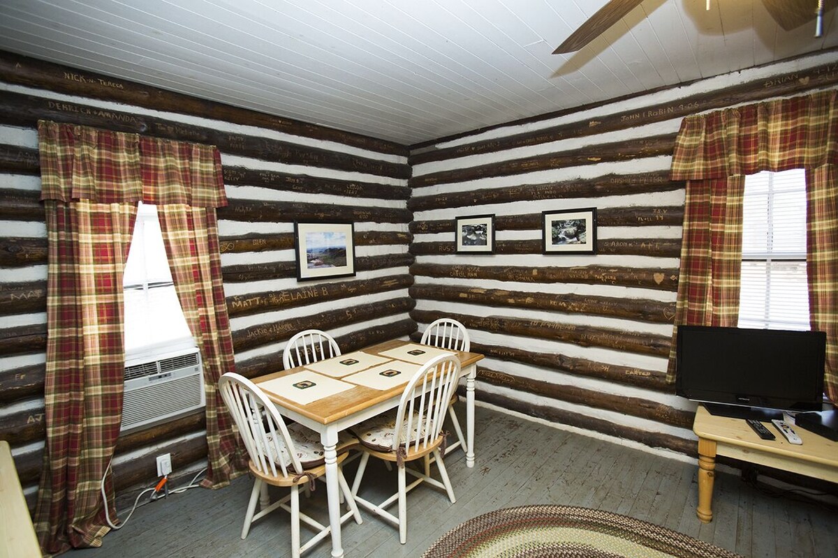 Historic one bedroom log cabin