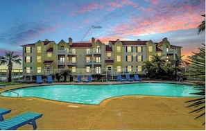 Perfectly located to the pool, fishing lake and White Cap Beach 