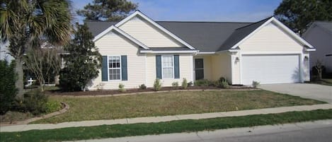 Beautiful Home in Melody Gardens, 6 houses back from the beach! 