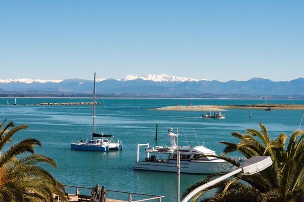 Latitude Apartment - Stunning Waterfront Position
