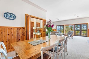Dining area - beautiful lake views