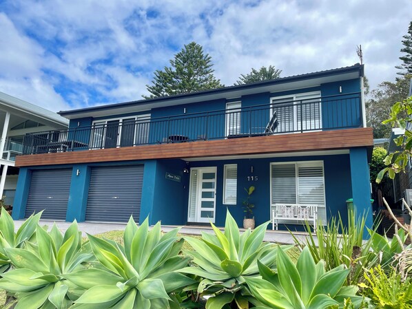Aqua Dolce Beach House - ocean views and easy 150m flat walk to the beach
