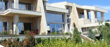 House  facade with travertin and limestone ,   facing the sea 