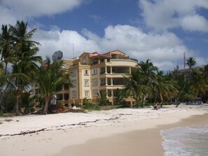 Das White Sands Beach Villas vom Strand aus