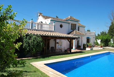 Villa de vacaciones de cuatro dormitorios cerca de la playa y centro de Marbella 