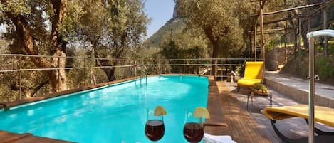 Traditional holiday home for up to 4 people with private pool near Sorrento