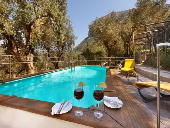 Traditional holiday home for up to 4 people with private pool near Sorrento