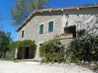 7 km away from Assisi. Antique stone house in the Park of Mount Subasio. There is a private pool.