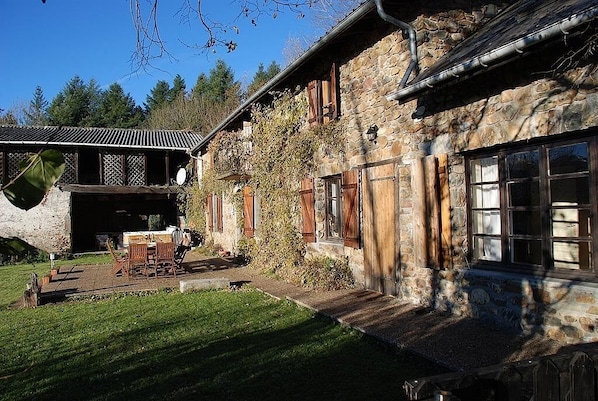 Pyrenees Holiday Gite - 8-12 Bedrooms Sleeps 12, 16, 24, 32 Hot-tub Heated Pool