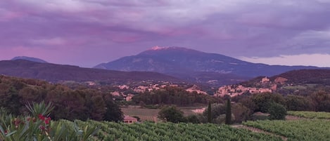 lever de soleil rose vue du Mont Ventoux et de la ville de Vaison la Romaine !