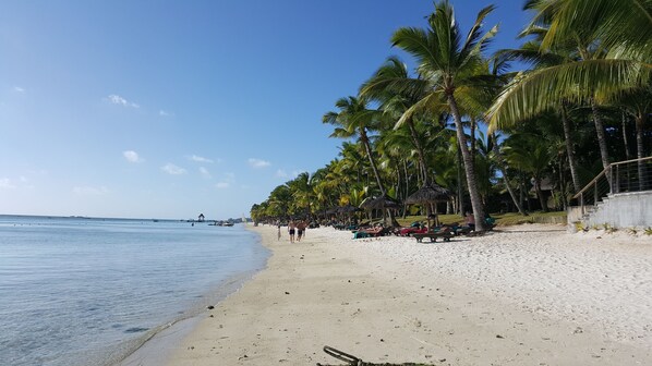   à 200mde la résidence impala,se trouve la  belle plage deTrou aux biches.