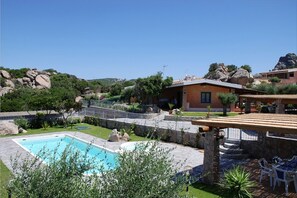 foto panoramica giardino e piscina