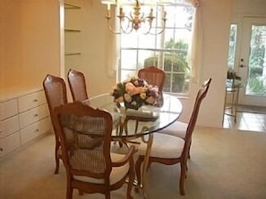 Dining room seats 6
