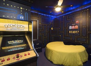 1980s video game bedroom!