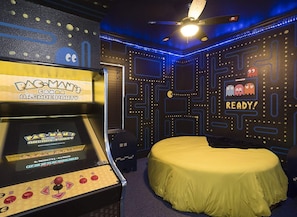 1980s video game bedroom!