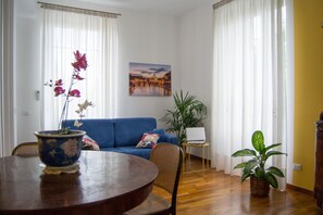 LivingRoom w/2windows double sofabed, round walnut table, inlaid