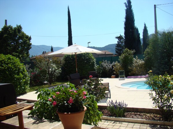 Vue de la terrasse côté piscine