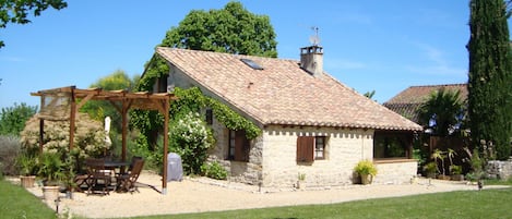 Les Lavandes with its terrace