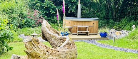 Japanese style garden with Kirami wood fired hot tub 🔥