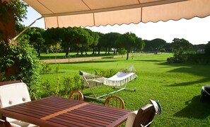 Vista desde el porche al jardín y al campo de golf/ 