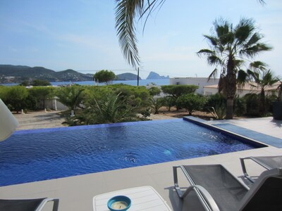 Moderna villa con vistas al mar y la isla de Es Vedra con piscina privada