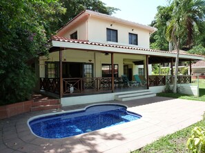 Plunge pool/ Jacuzzi from the villa's back garden