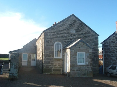 Former Village School en una ubicación costera pacífica