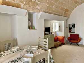 The living room.
La zona giorno.