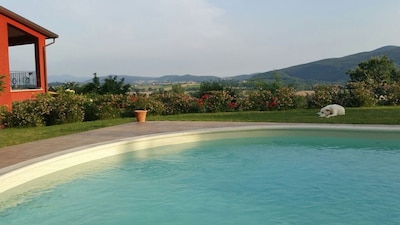 Villa de campo en posición panorámica con piscina y hermoso jardín