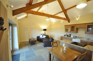 Fully equipped oak kitchen with granite worktops