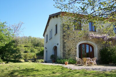 Sonnac: Spacious house with beautiful view on quiet spot
