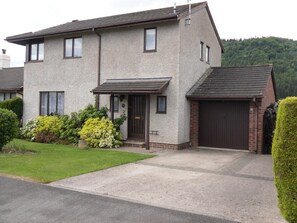 Executive Detached Three Bedroom House. Sleeps 7 and Baby in Cot. Stunning Views