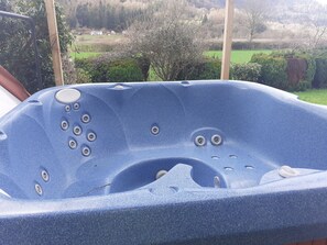 FULL SIZE 5 person Jacuzzi. NOTE it is made by Jacuzzi, its a TOP of the RANGE.