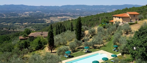 Private villa with pool overlooking the Valdarno and the Chianti hills