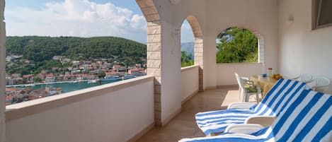 Terrasse mit Meerblick und die Bucht von Pucisca